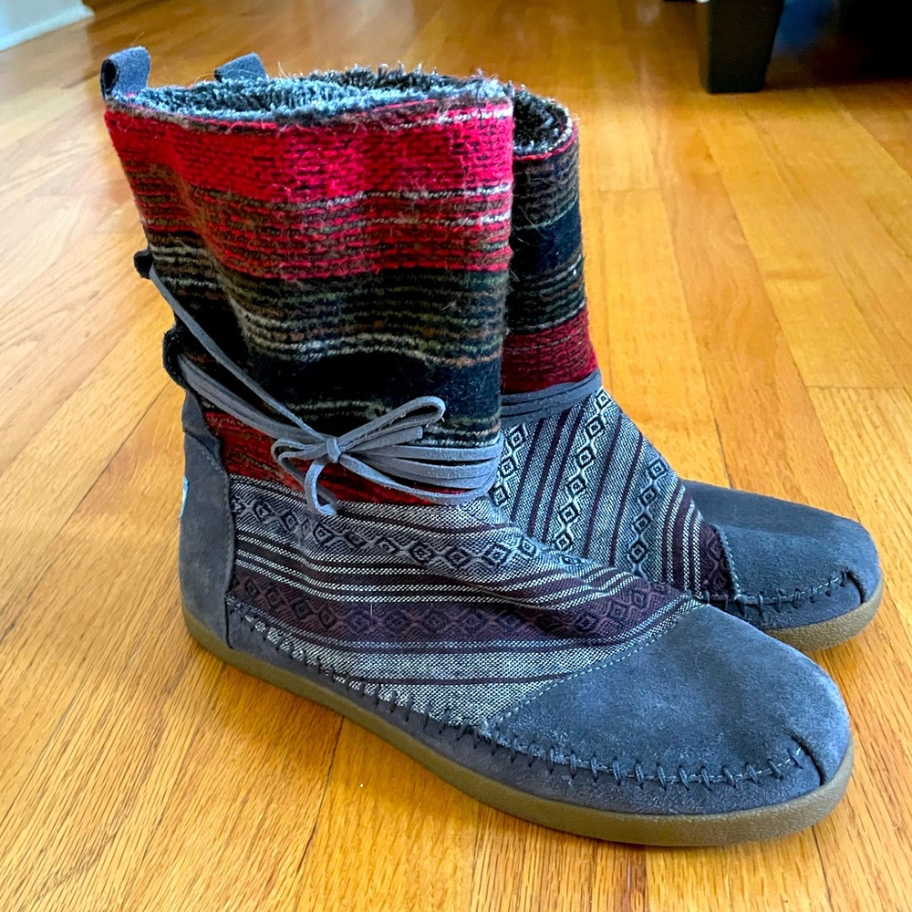 Tom’s boots size 9
